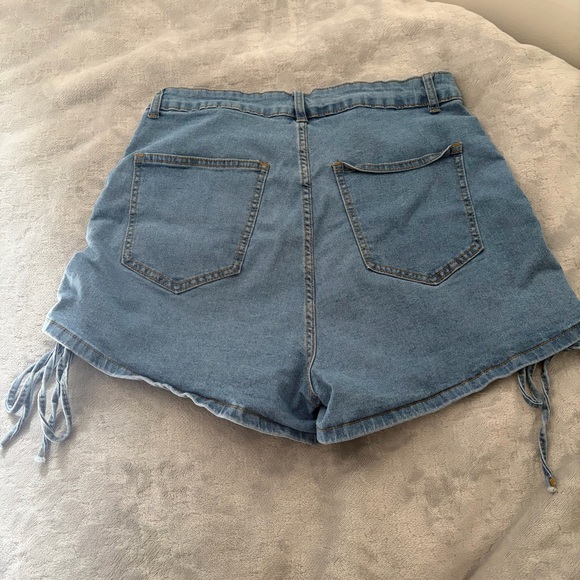 SHEIN Ruched Side Blue Jean Shorts - Picture 6 of 7